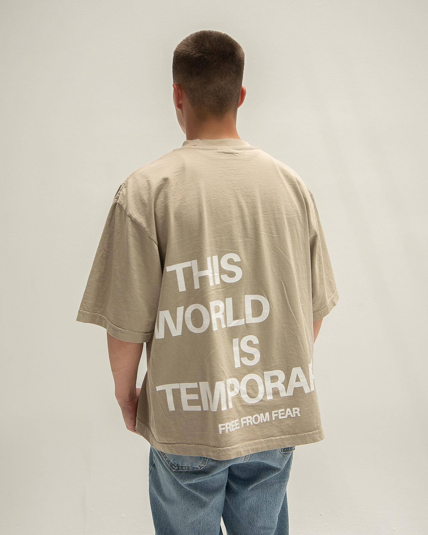 Kurzärmliges T-Shirt mit „This World Is A Temporary“-Aufdruck