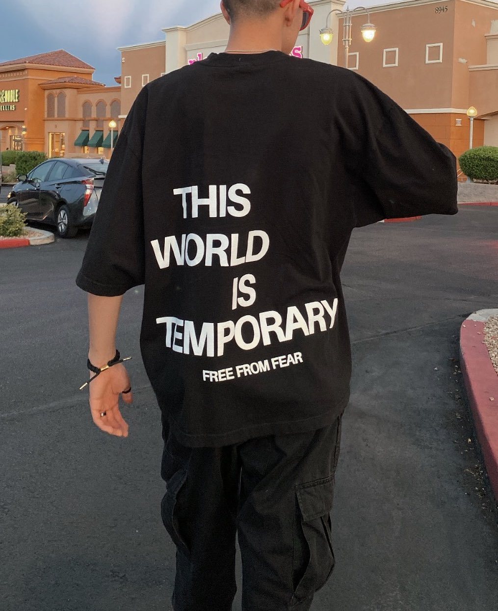 Kurzärmliges T-Shirt mit „This World Is A Temporary“-Aufdruck