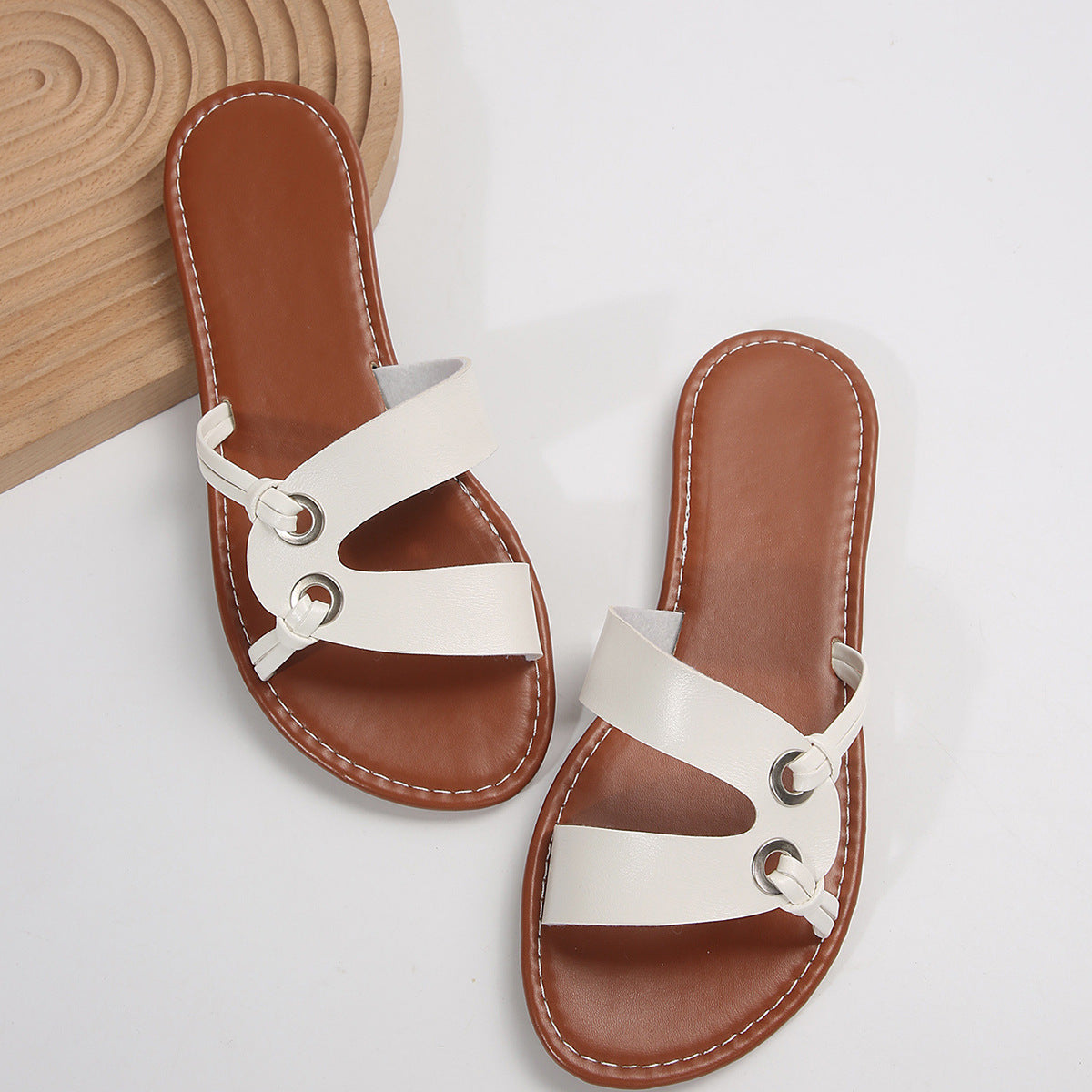 Flache Sandalen mit runder Spitze