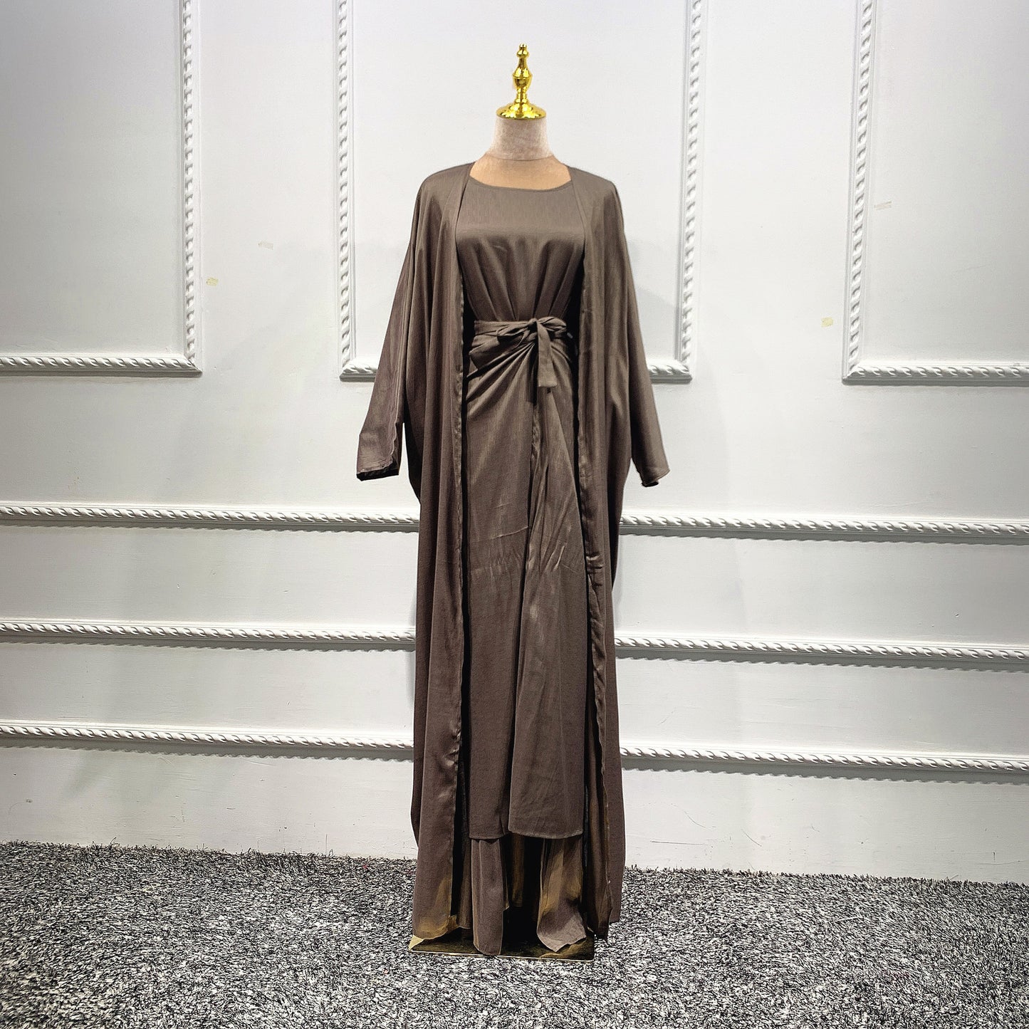 Ensemble Muslimischer Kaftan Abaya mit Schürze und Kopftuch