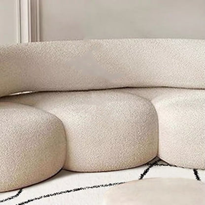 Gebogenes Sofa aus Lammkaschmirstoff im Wohnzimmer