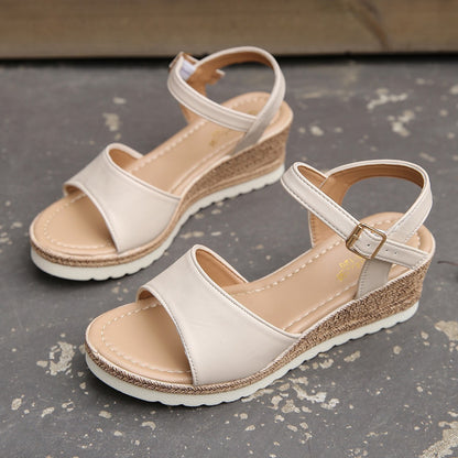 Sandalen mit Keilabsatz und Schnalle